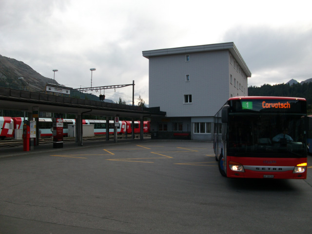 1/a. kép: St. Moritz, vasútállomás és buszpályaudvar (2010.) Az első vágány és az autóbusz között adott a közös peronos átszállás lehetősége.