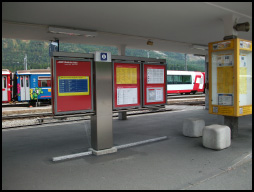 1/b és 1/c kép: St. Moritz, a közös vasút-busz peron. A további vágányok már csak külön szintű megközelítéssel érhetők el, így a peronlift ellenére sem lehetséges az elvárt egy-két perces intermodális átszállás.